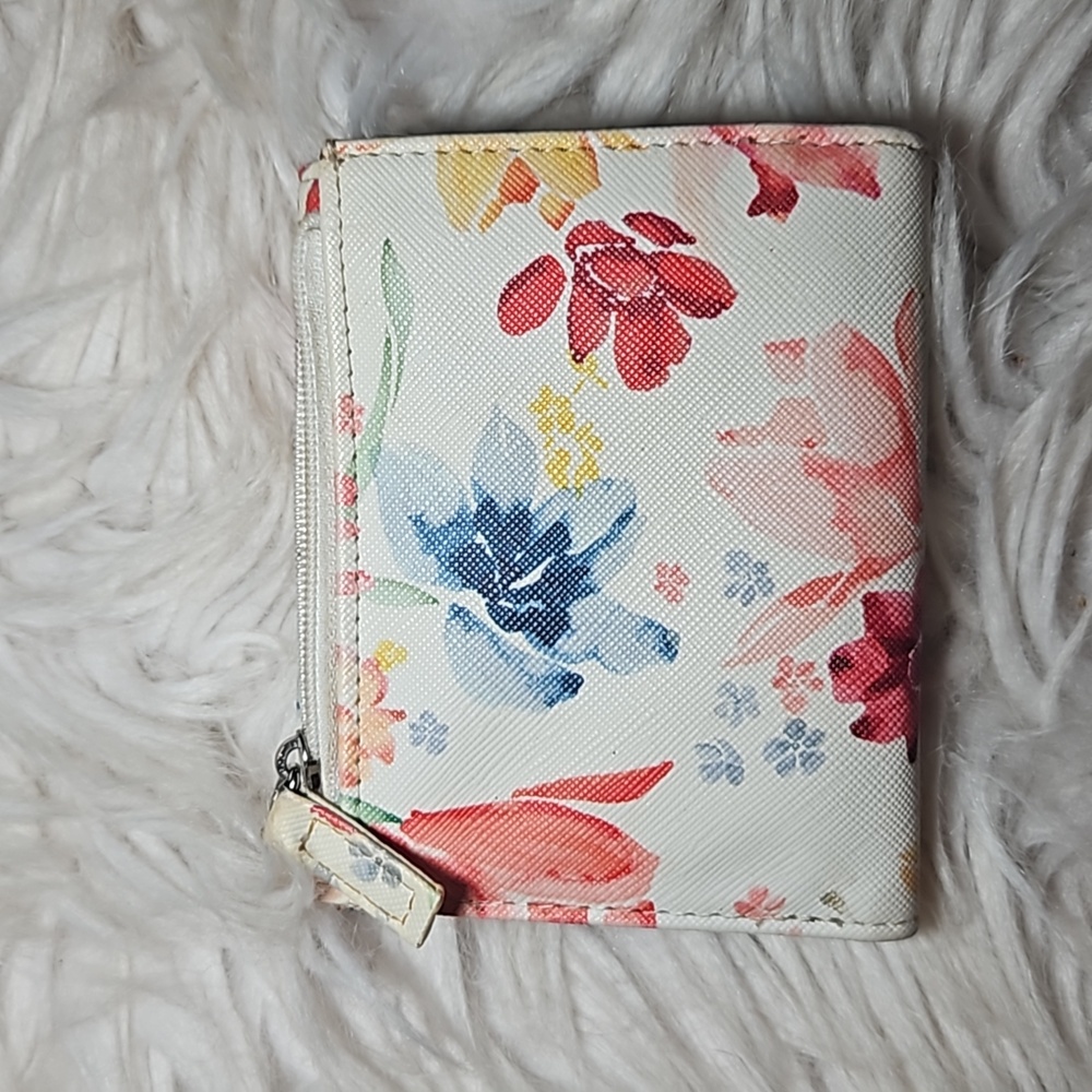 Guang Tong Floral Wallet – White with Colorful Florals - Picture 2 of 5